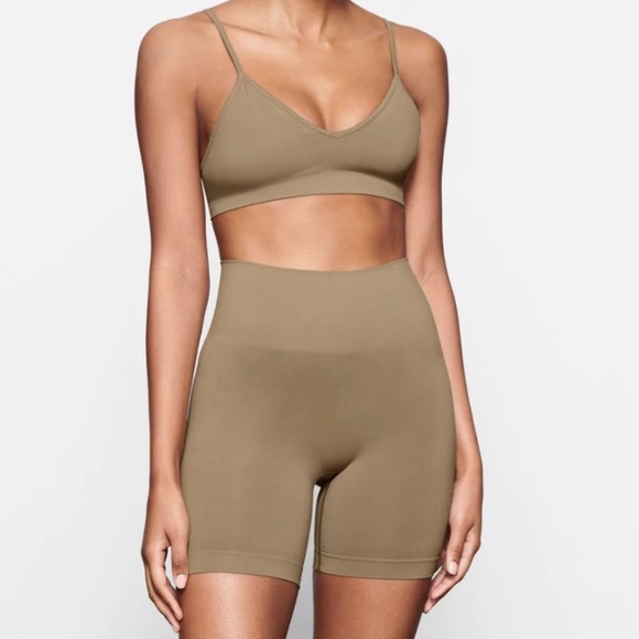 SKIMS Soft Smoothing Bike Short - Picture 4 of 4
